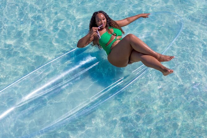 35 Minutes Clear Kayak Photoshoot in Montego Bay - Posing Help Makes the Difference