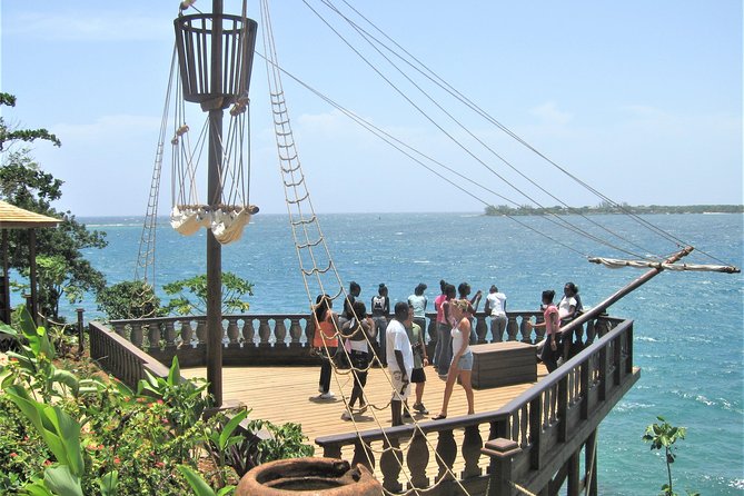 Bob Marley's Nine Mile Admission and Guided Tour from Montego Bay - A 15-minute pause at Columbus Park