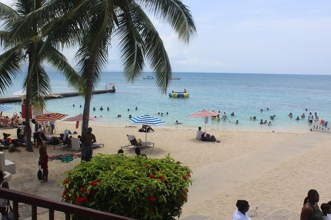 Doctor's Cave Beach and Shopping - Doctor’s Cave Beach: the reason to book