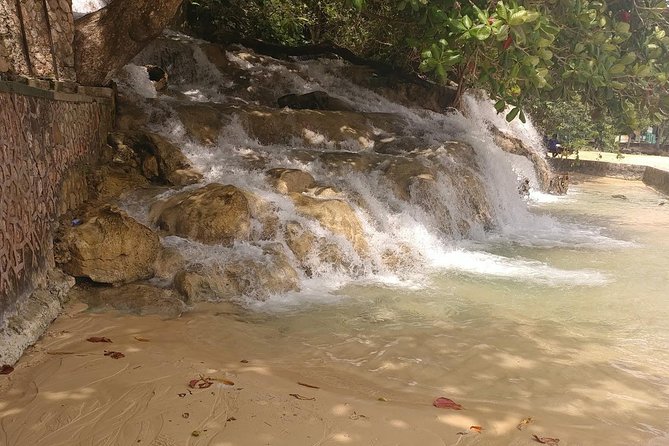 Dunns River Falls Scenic Tour - Arriving at Dunn’s River Falls and Park