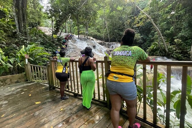 Exhilarating Dunn's River Falls Guided Tour from Ocho Rios hotels - The Ocho Rios souvenir stop