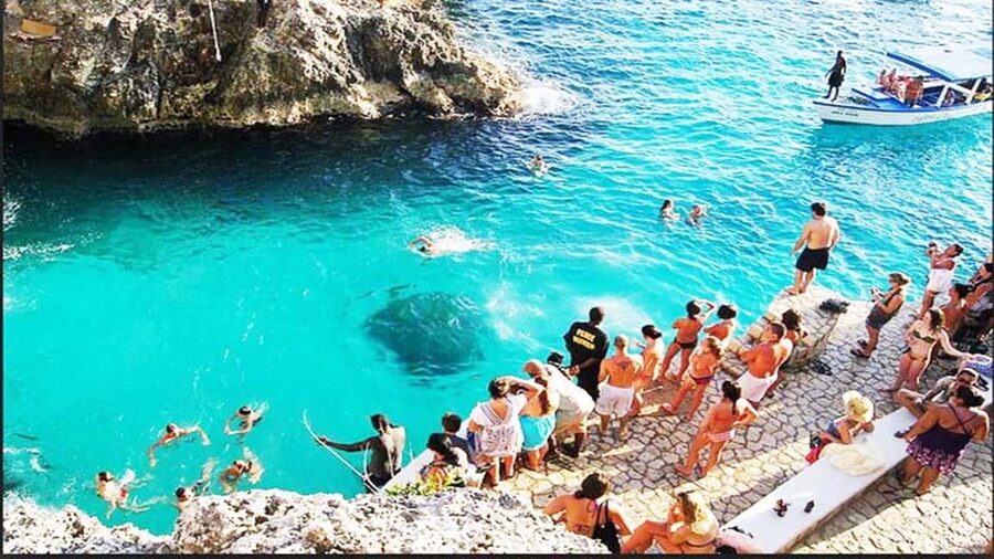 From Montego Bay: Negril Day Trip and Rick's Café Sunset - Rick’s Café and the cliff-jumping show