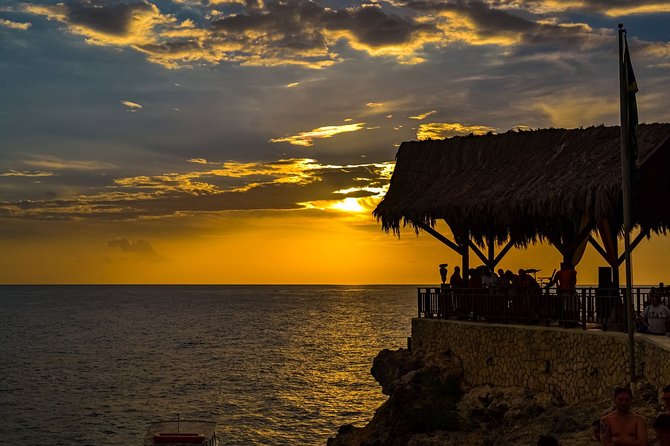 Jamaica Sunset at Rick's Cafe Private Tour with Transfer - Music, food, and the Rick’s Café atmosphere