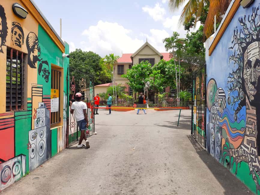 Kingston: Bob Marley Museum Tour from Kingston - The Main House and the rooms Bob left behind