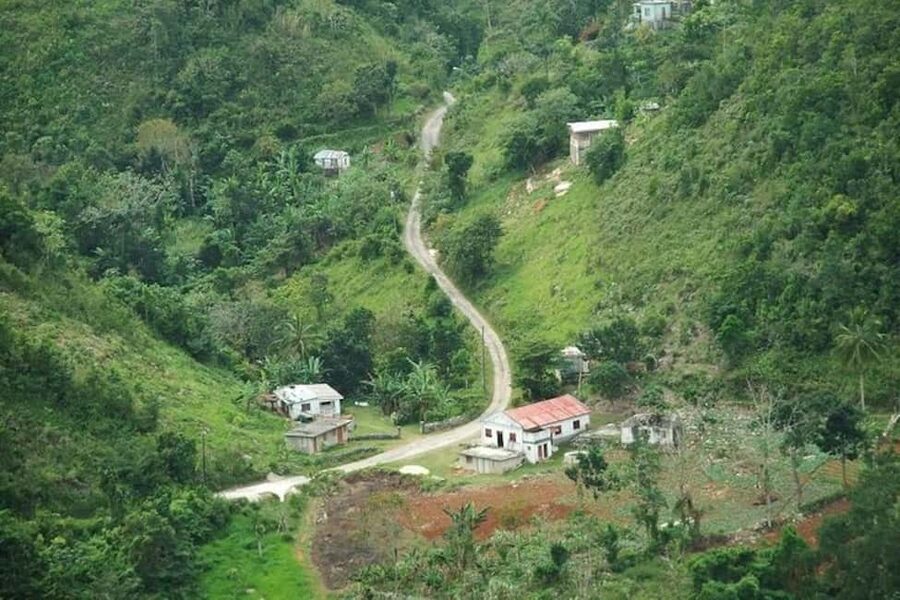 Montego Bay: Bob Marley's Nine Mile Admission & Guided Tour - Shopping, local contact, and the tourist side of Nine Mile