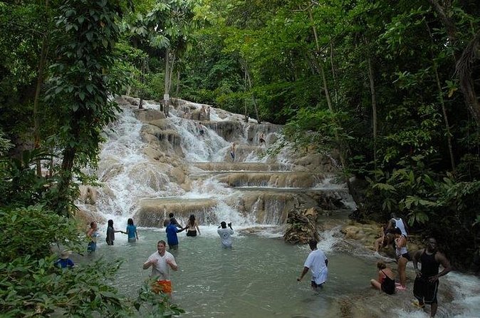 Montego Bay tour: Dunn's River Falls - Scotchies and the case for a local lunch