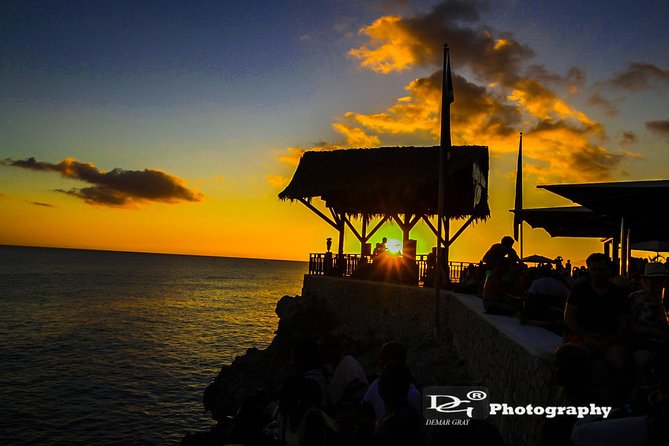 Negril's 7 miles Beach and Rick's Café - Cliff jumping: watch first, jump only if ready