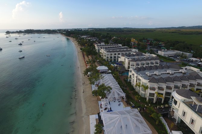 Negril's 7 miles Beach and Rick's Café - Arriving at Seven Mile Beach
