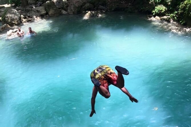 Ocho Rios: Amazing Blue Hole and Chill at Reggae Hill - Arriving at Blue Hole near Ocho Rios