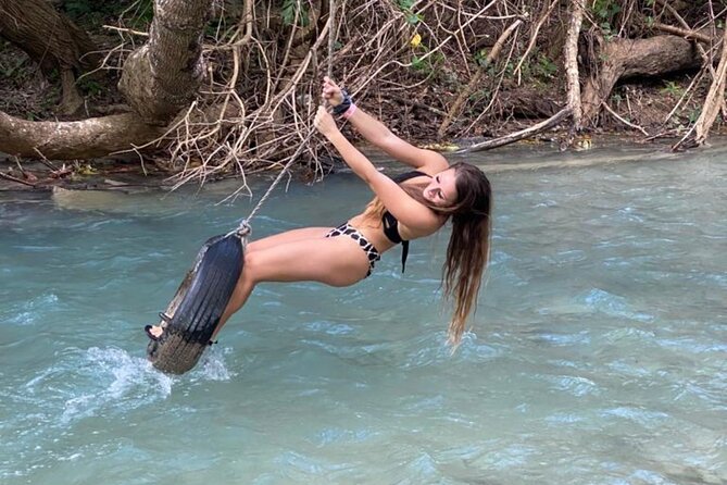 Ocho Rios: Amazing Blue Hole and Chill at Reggae Hill - Eating Jamaican food beside the White River