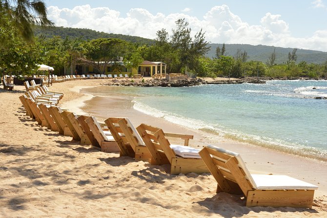 Ocho Rios: Bamboo Beach Club with Specialty Lunch & Cocktails - Reggae music and the level of entertainment