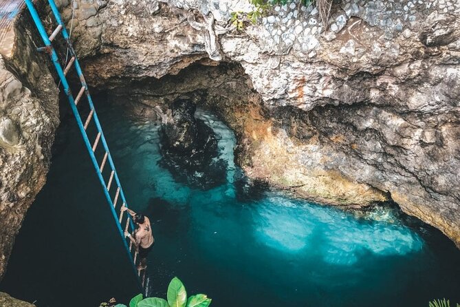 Parasailing, Blue Hole Mineral Spring, Seven Mile Beach - Parasailing over Negril