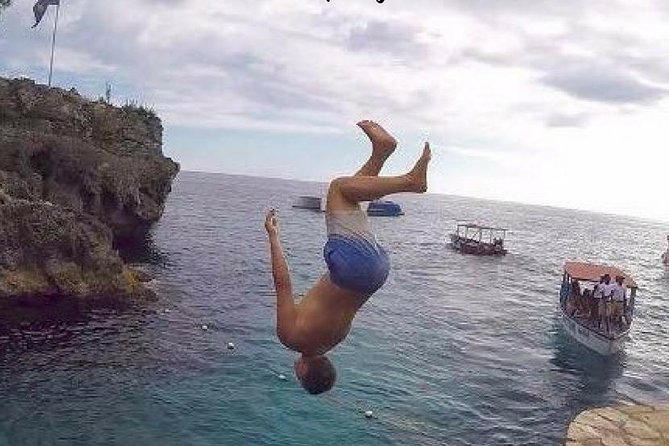 PREMIUM - Negril Highlights Tour from Negril - Food & Drinks Included - The cliffs, music, and jumps at Rick’s Cafe