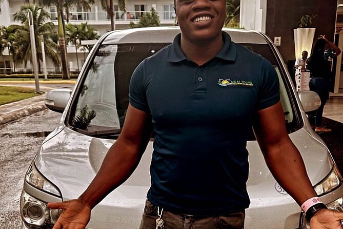 Private Airport Pickup and drop off in Jamaica - The small local touch: coconuts on the way
