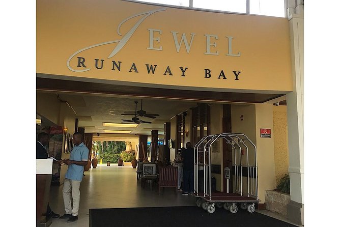 Private Roundtrip Airport Transfer to Resorts in Runaway Bay - Who will get the most from this service?