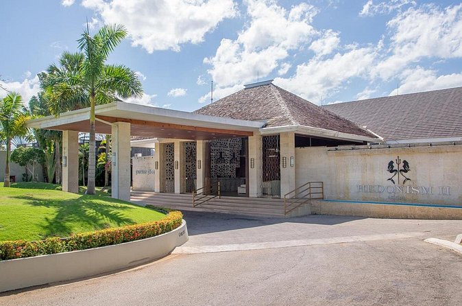 Private Transfer between Hedonism ll Resort and Airport - What the private vehicle changes