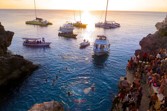 Rick's Cafe and 7 Mile Beach from Montego Bay - The air-conditioned ride from Montego Bay