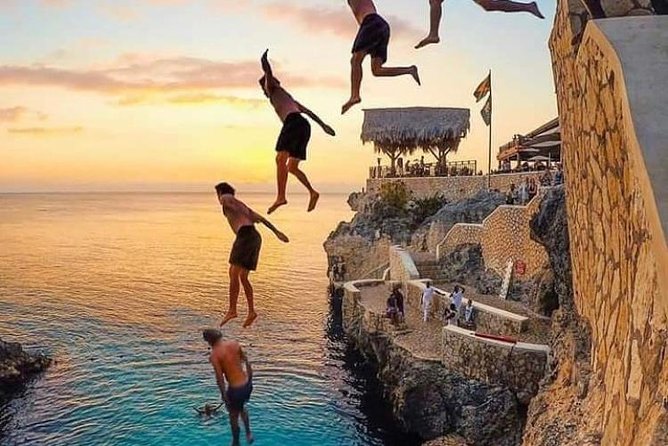 Rick's Café and Seven Mile Beach Private Tour - Rick’s Cafe, cliff jumpers, and the wait for sunset