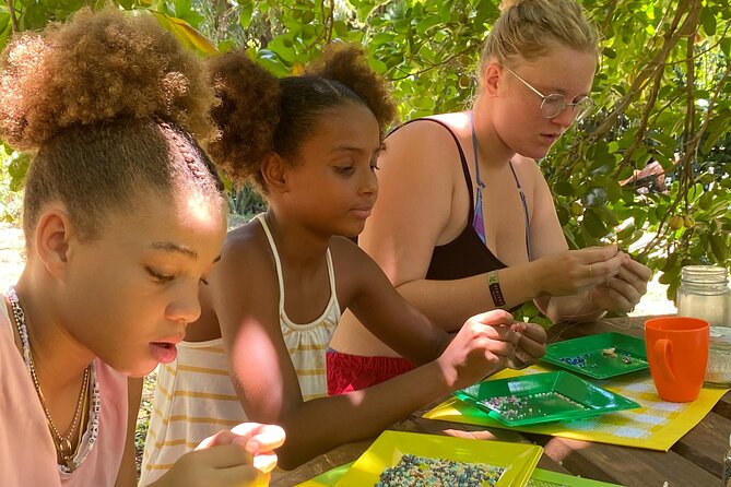 Souvenirs workshop A Mi Mek It! in Montego Bay Jamaica (FR & EN) - Making a Jamaican souvenir instead of buying one